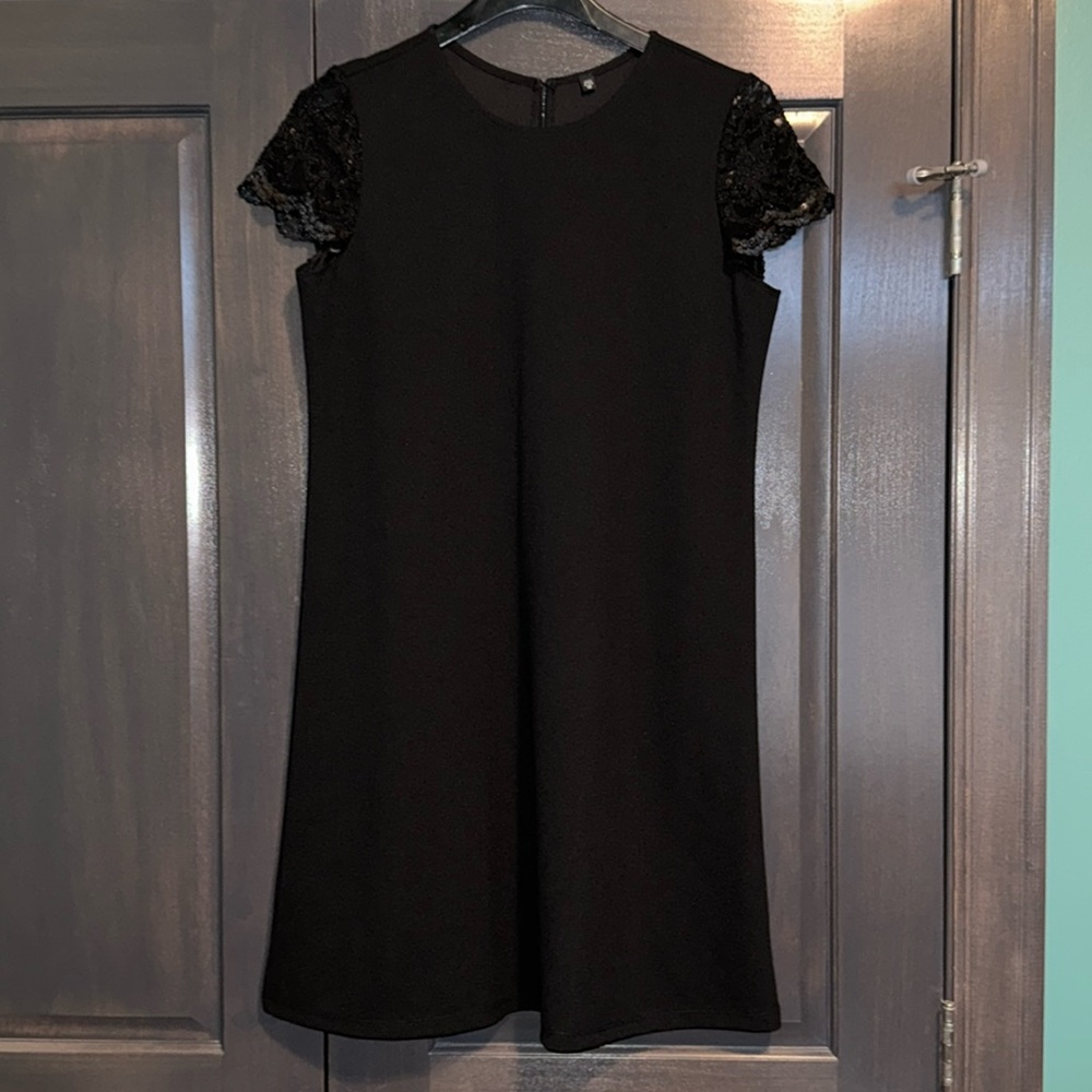 Super cute comfortable little black dress with‎ lace sleeve caps sz M